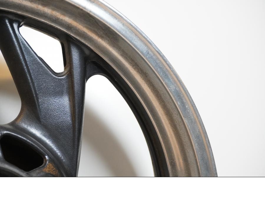 Extrabild4 på Fälg från en Yamaha TDM 850 -1996 motorcykel.