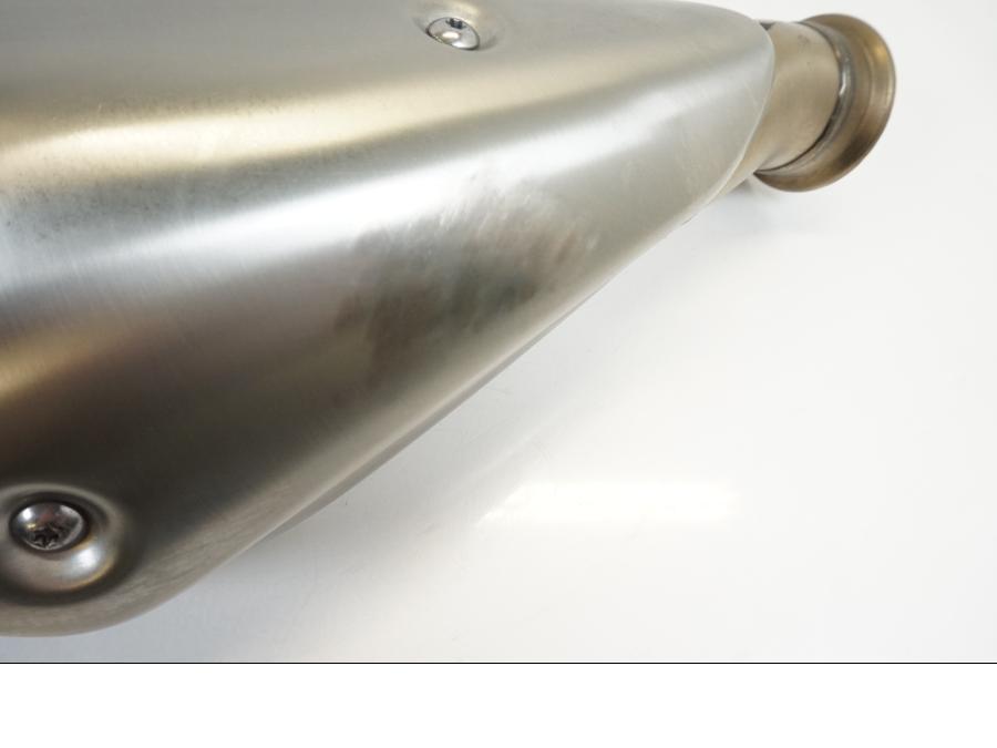 Snett nerifrån på Ljuddämpare från en KTM 890 Duke -2020 motorcykel.