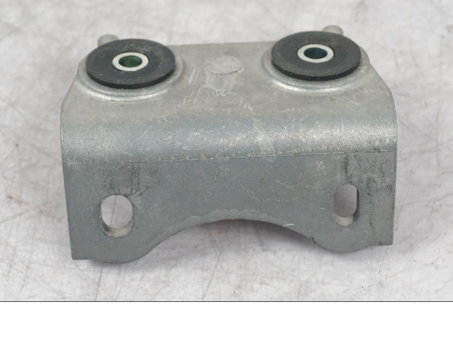 Snett nerifrån på Bensintankfäste från en Yamaha MT-09 -2016 motorcykel.