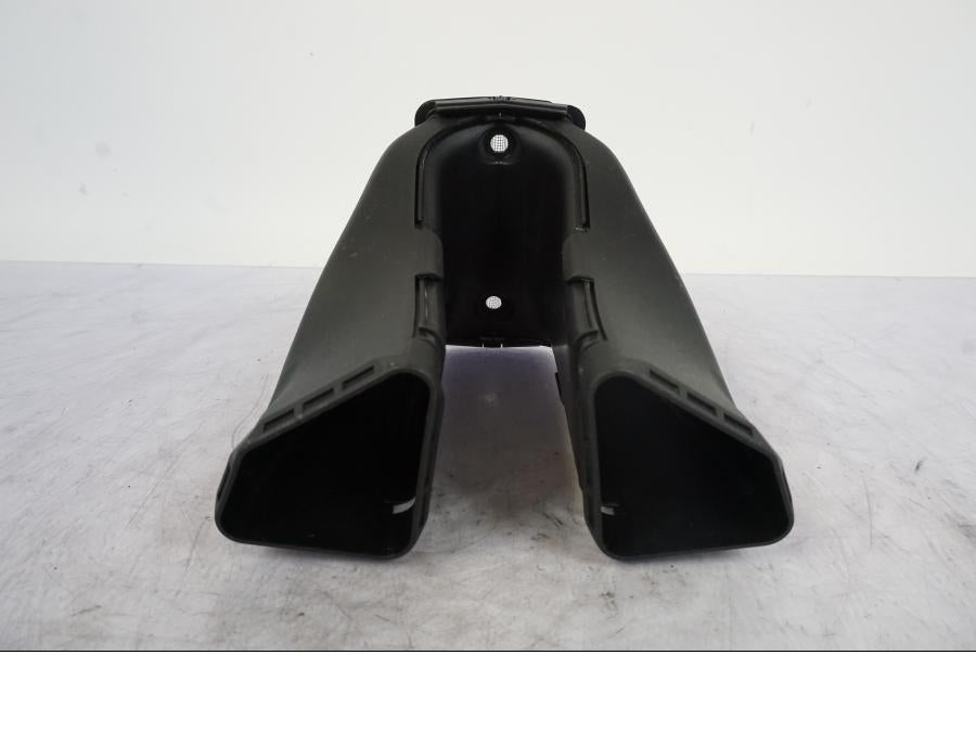 Höger sida på Luftrör från en KTM 1290 Super Duke R -2023 motorcykel.