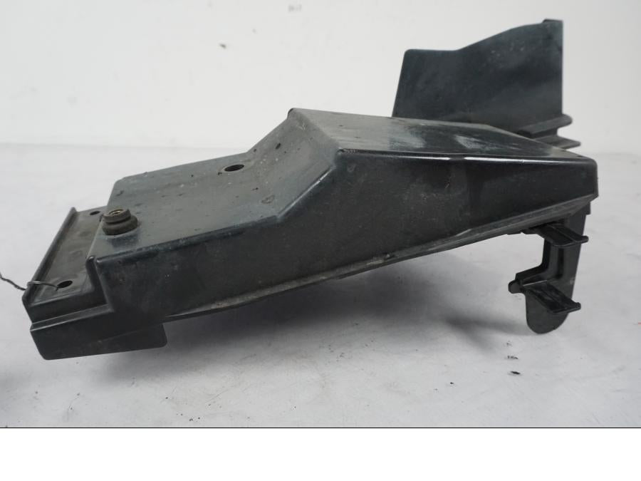 Snett nerifrån på Batterihållare från en Kawasaki ZX-6R -2005 motorcykel.