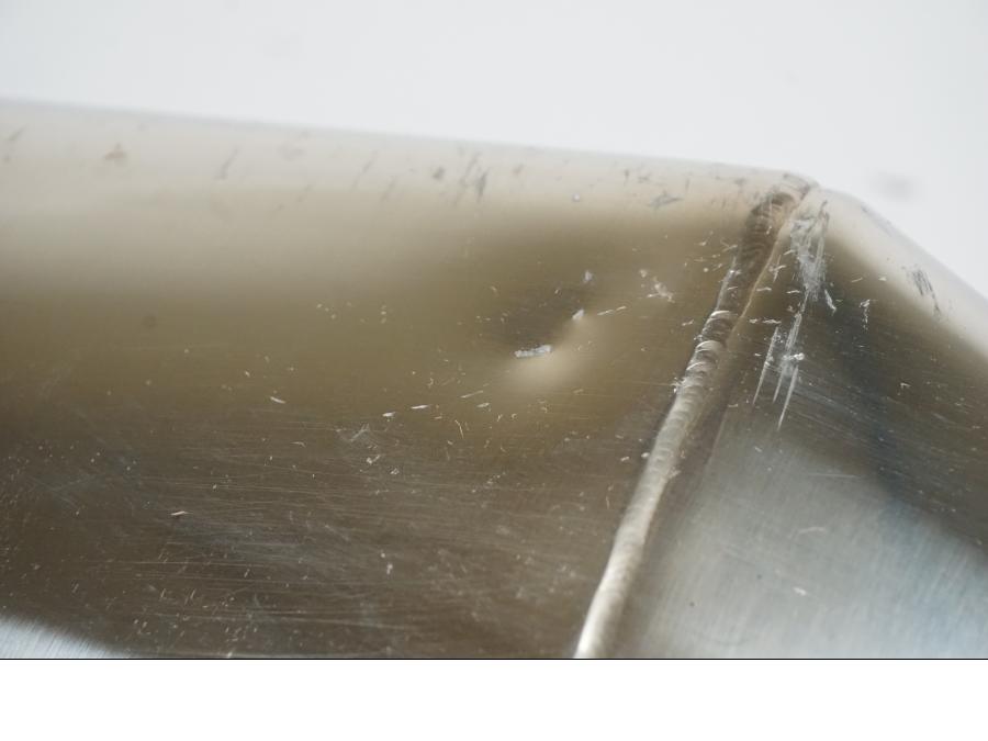 Vänster sida på Ljuddämpare från en Triumph Sprint GT -2011 motorcykel.