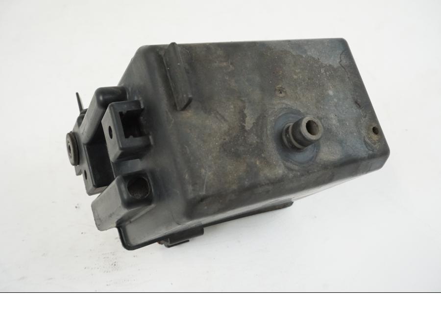 Snett nerifrån på Batterihållare från en Yamaha FZR 1000 -1990 motorcykel.