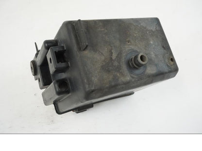 Snett nerifrån på Batterihållare från en Yamaha FZR 1000 -1990 motorcykel.