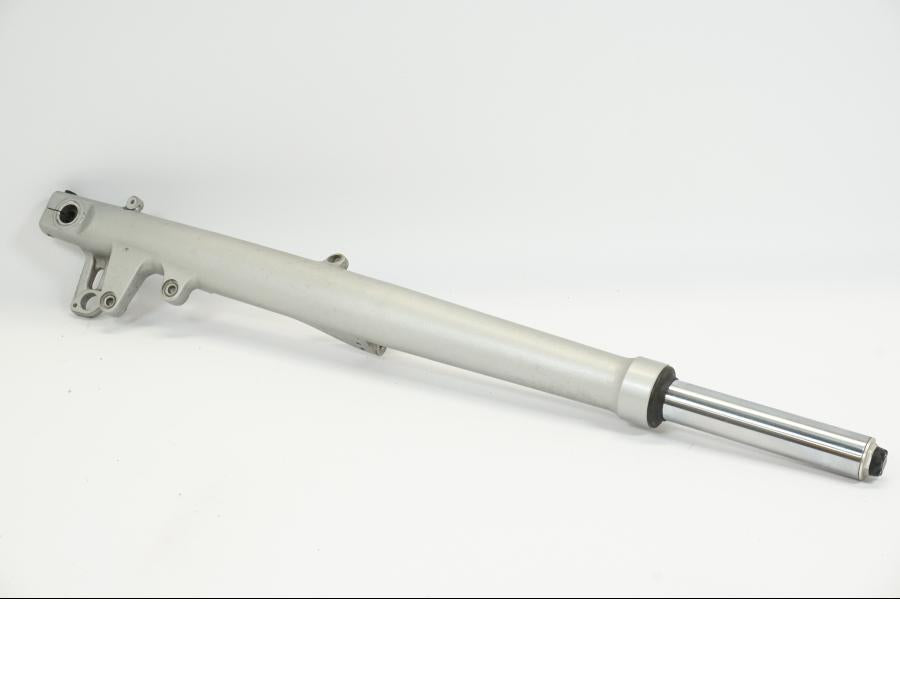 Framsidan på Gaffelben från en BMW R 1150 RS -2004 motorcykel.