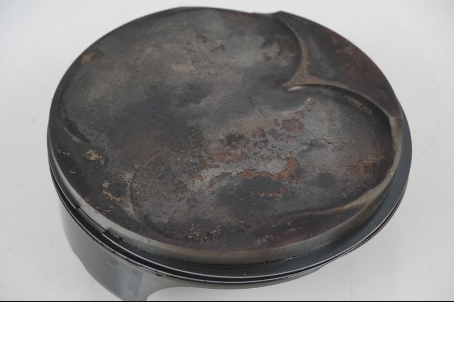 Höger sida på Kolv från en KTM 1290 Super Duke R -2021 motorcykel.