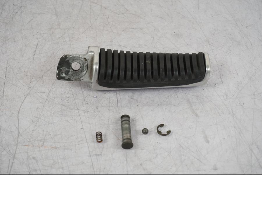 Framsidan på Fotpinne från en Suzuki VZ 800 -2000 motorcykel.