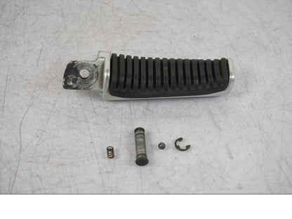 Framsidan på Fotpinne från en Suzuki VZ 800 -2000 motorcykel.