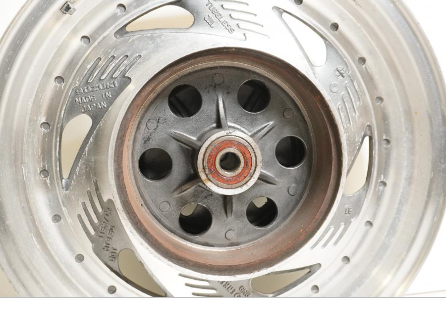 Baksidan på Fälg från en Suzuki VZ 800 -1997 motorcykel.