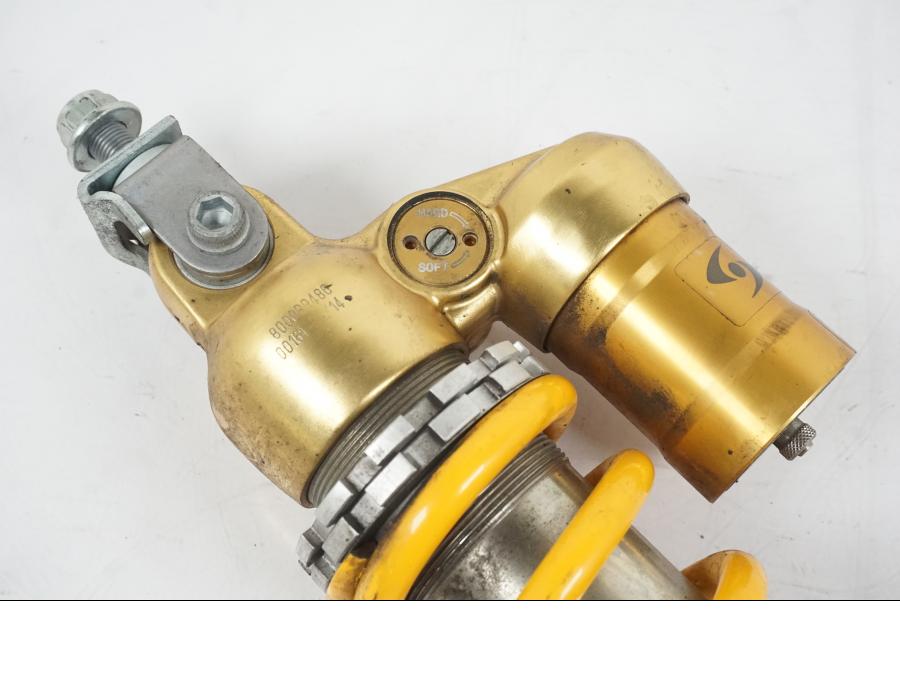 Snett nerifrån på Stötdämpare från en MV Agusta Dragster -2014 motorcykel.