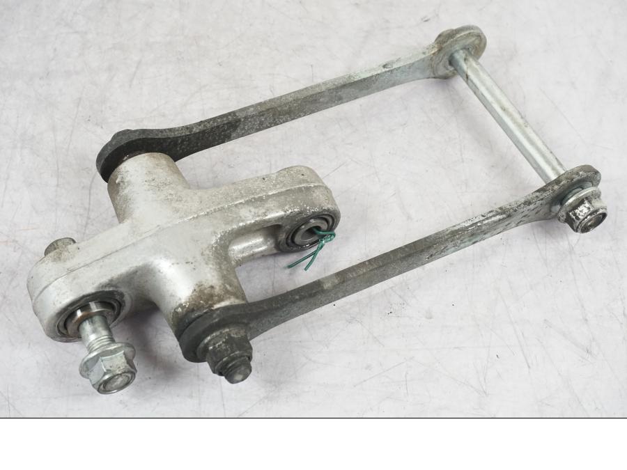 Vänster sida på Stötdämparlänkage från en Suzuki GSF 1250 -2010 motorcykel.