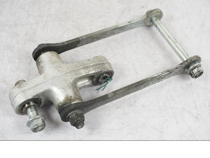 Vänster sida på Stötdämparlänkage från en Suzuki GSF 1250 -2010 motorcykel.