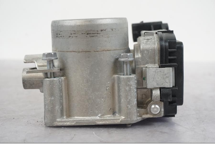 Vänster sida på Spjällhus från en BMW K 1600 GTL -2015 motorcykel.