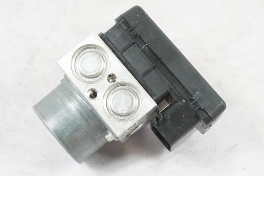 Extrabild1 på ABS Modulator från en KTM 690 Duke -2015 motorcykel.