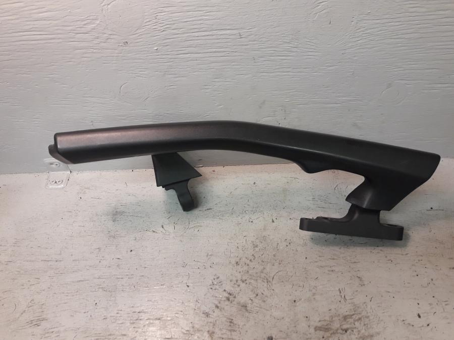 Framsidan på Passagerarhandtag från en Kawasaki GTR 1400 -2012 motorcykel.