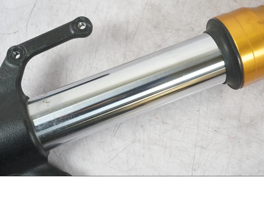 Vänster sida på Gaffelben från en Yamaha MT-09 -2016 motorcykel.