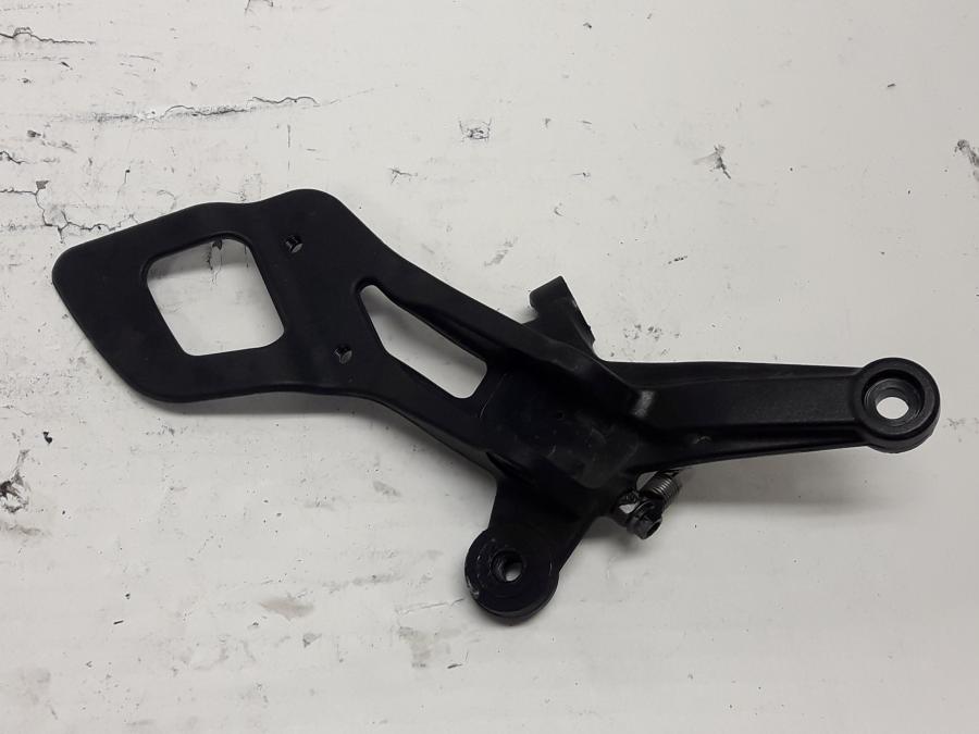 Framsidan på Fotpinnefäste från en KTM 690 Duke -2013 motorcykel.