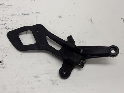 Framsidan på Fotpinnefäste från en KTM 690 Duke -2013 motorcykel.