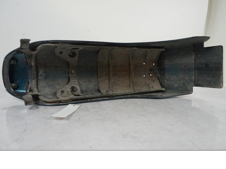 Extrabild6 på <p>Bakskärm från Suzuki VZ 800 1997.</p>

<p>Med invändigt stag, mindre lackskador, repor och en spricka höger fram se bilder.</p> motorcykel.