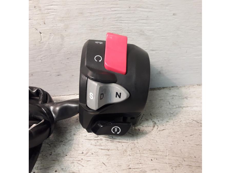 Framsidan på Styrelreglage från en Honda ADV 750 -2017 motorcykel.