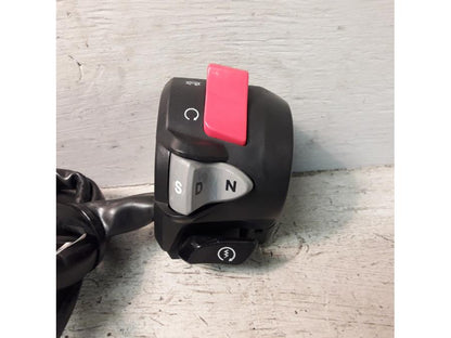 Framsidan på Styrelreglage från en Honda ADV 750 -2017 motorcykel.