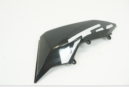 Baksidan på Bensintankskåpa från en KTM 690 SMCR -2016 motorcykel.