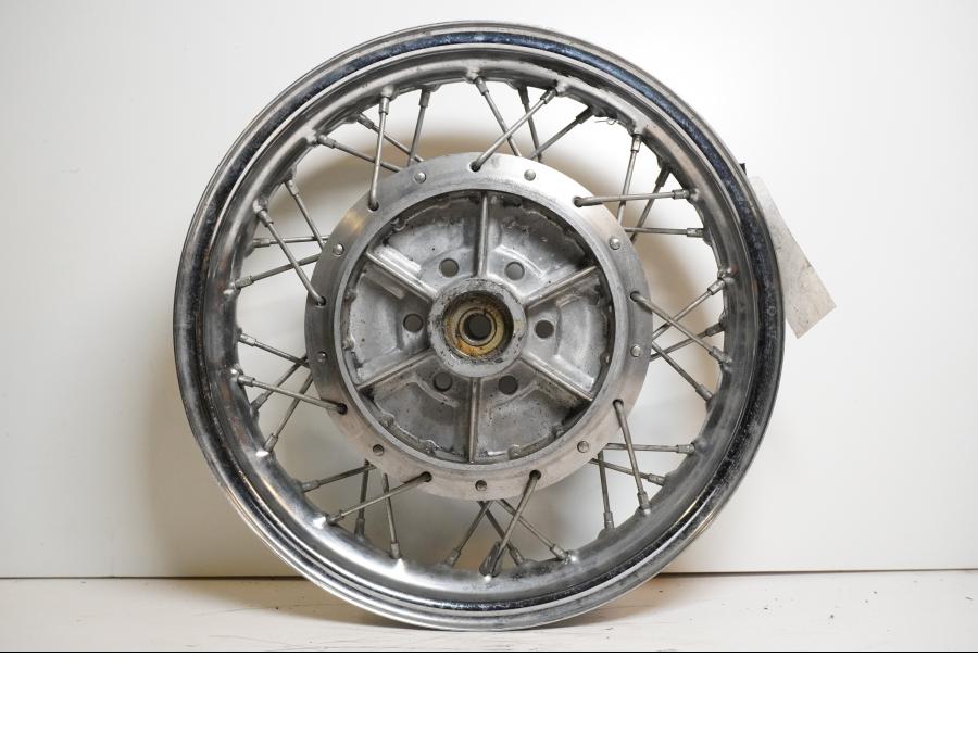 Framsidan på Fälg från en Suzuki LS 650 -1996 motorcykel.