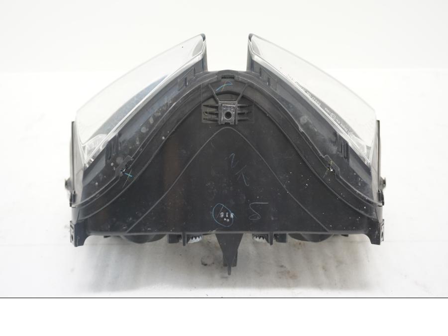 Baksidan på Strålkastare från en Honda CBR 500 R -2013 motorcykel.