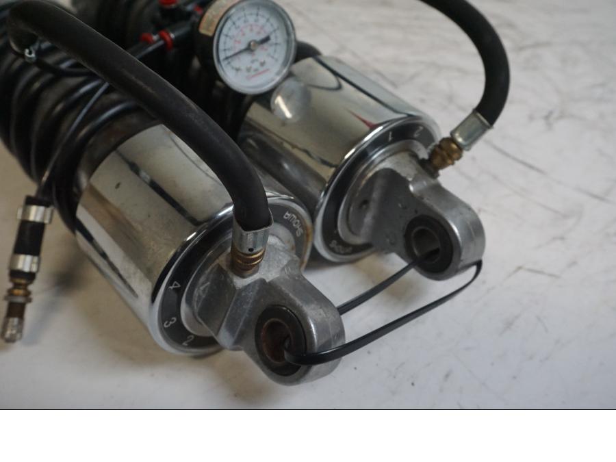 Baksidan på Stötdämpare från en Kawasaki VN 1500 Classic Tourer -2003 motorcykel.