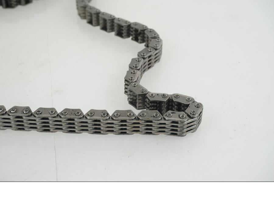 Baksidan på Kamkedja från en KTM 1290 Super Duke R -2021 motorcykel.