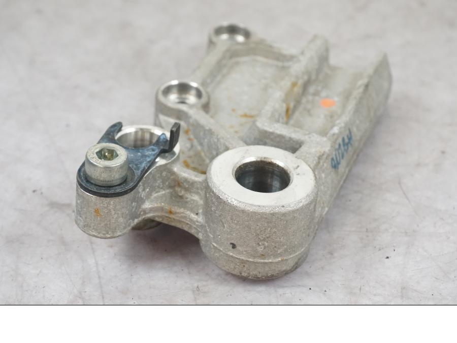 Snett uppifrån på Bromsoksfäste från en Kawasaki Z 125 -2019 motorcykel.