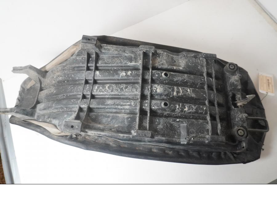 Vänster sida på Sadel från en Yamaha YFM 350 R -2006 ATV.