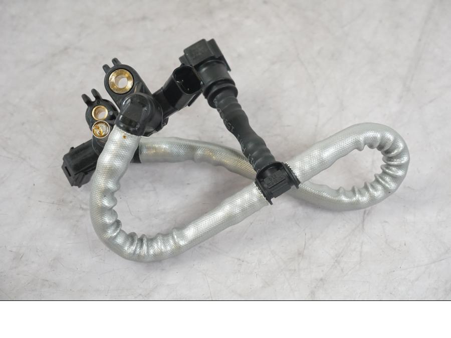 Snett uppifrån på Fuel Rail från en KTM 1290 Super Duke R -2022 motorcykel.