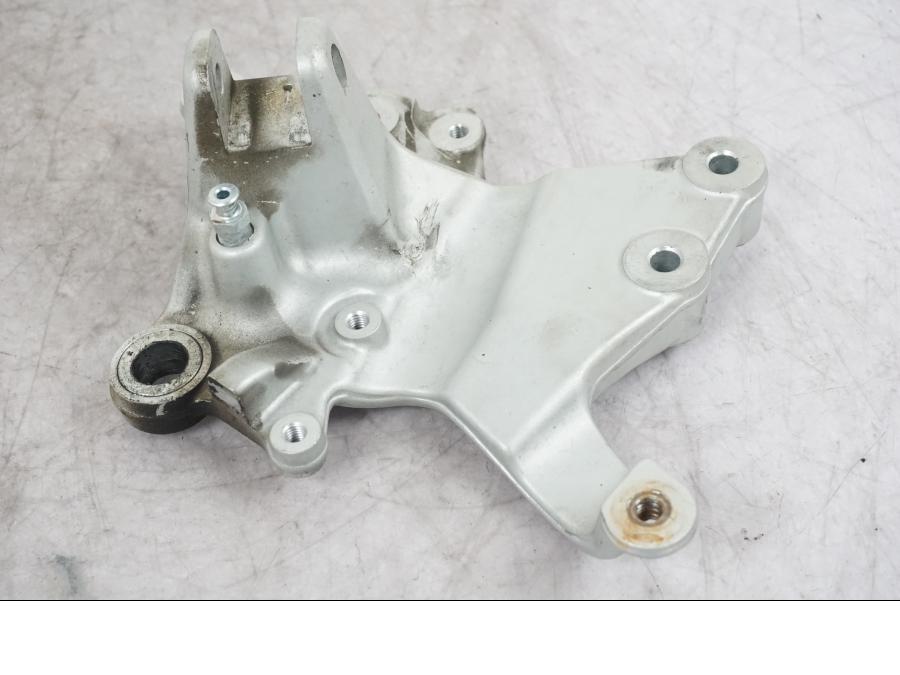 Baksidan på Fotpinnefäste från en Ducati Multistrada V4 -2024 motorcykel.