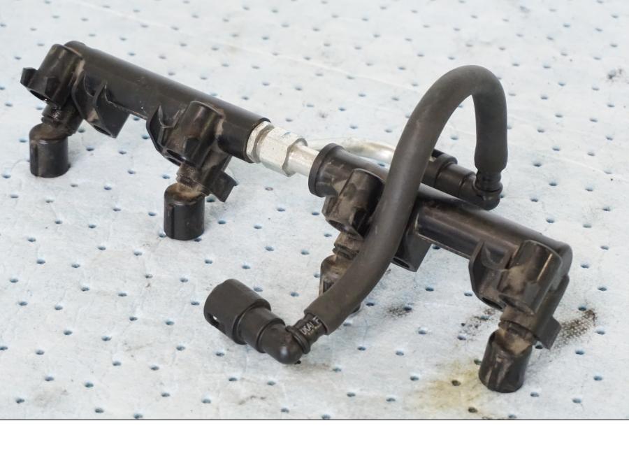 Framsidan på Fuel Rail från en Suzuki GSX-R 1000 -2008 motorcykel.