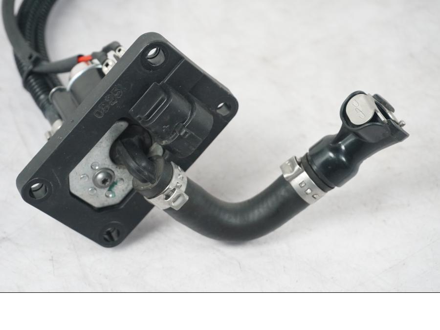 Snett nerifrån på Bensinpump insprut från en KTM 690 Duke -2015 motorcykel.