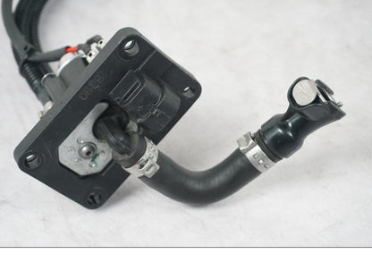 Snett nerifrån på Bensinpump insprut från en KTM 690 Duke -2015 motorcykel.