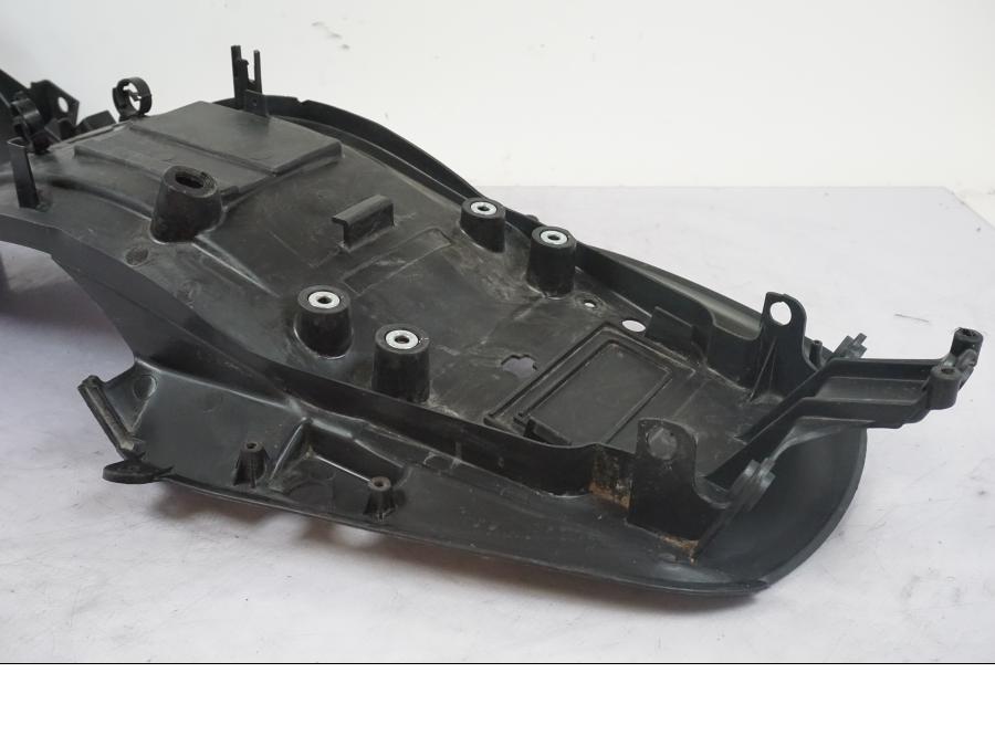 Baksidan på Undertail från en Kawasaki ZZ-R 1400 -2009 motorcykel.