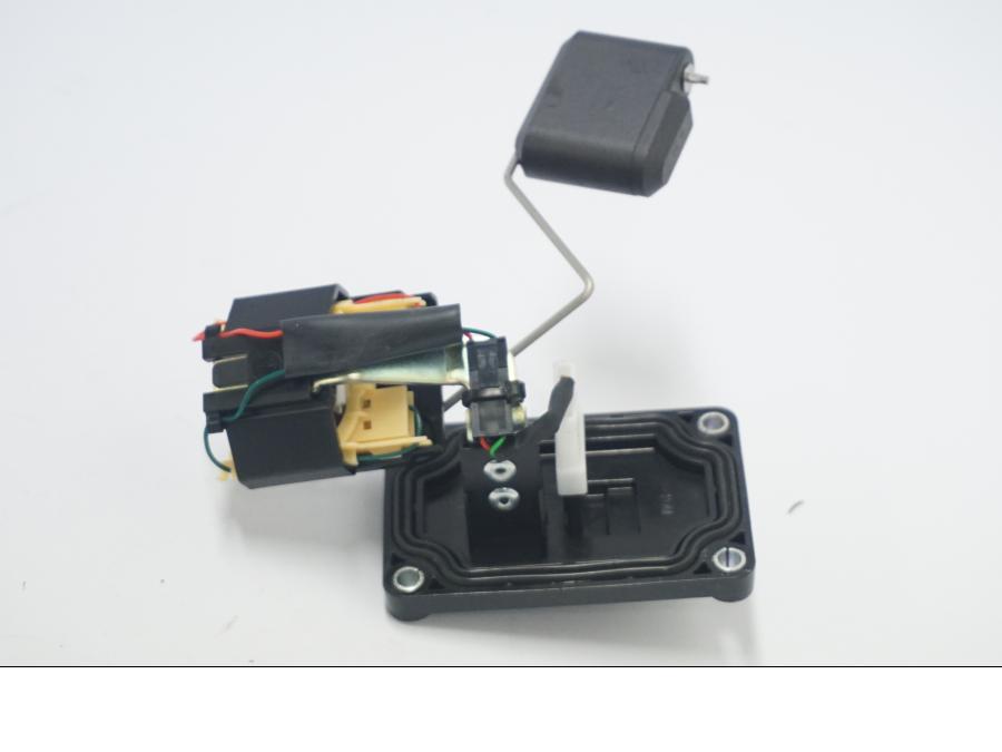 Vänster sida på Bensintankgivare från en Ducati Desert X -2022 motorcykel.