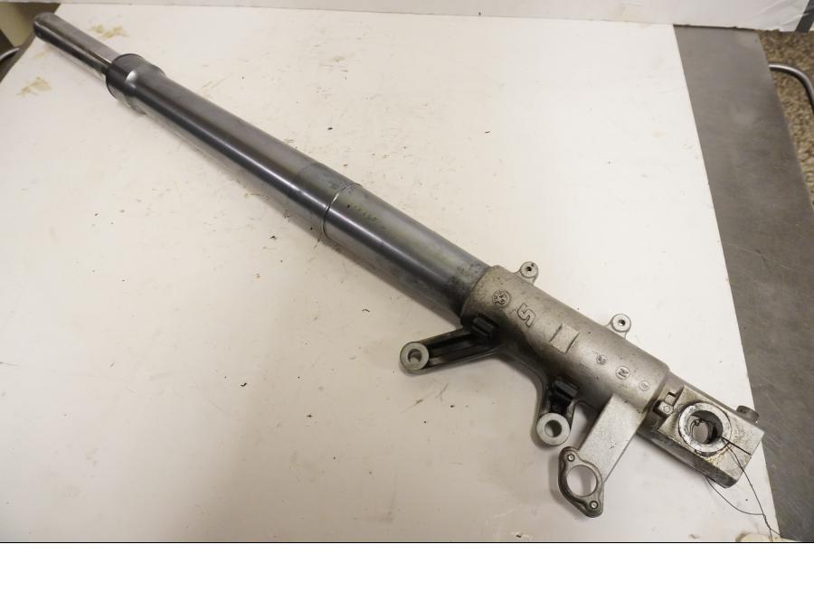 Framsidan på Gaffelben från en BMW R 1100 S -1999 motorcykel.