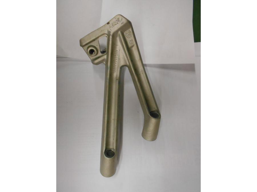 Höger sida på Fotpinnefäste från en KTM RC8 -2008 motorcykel.