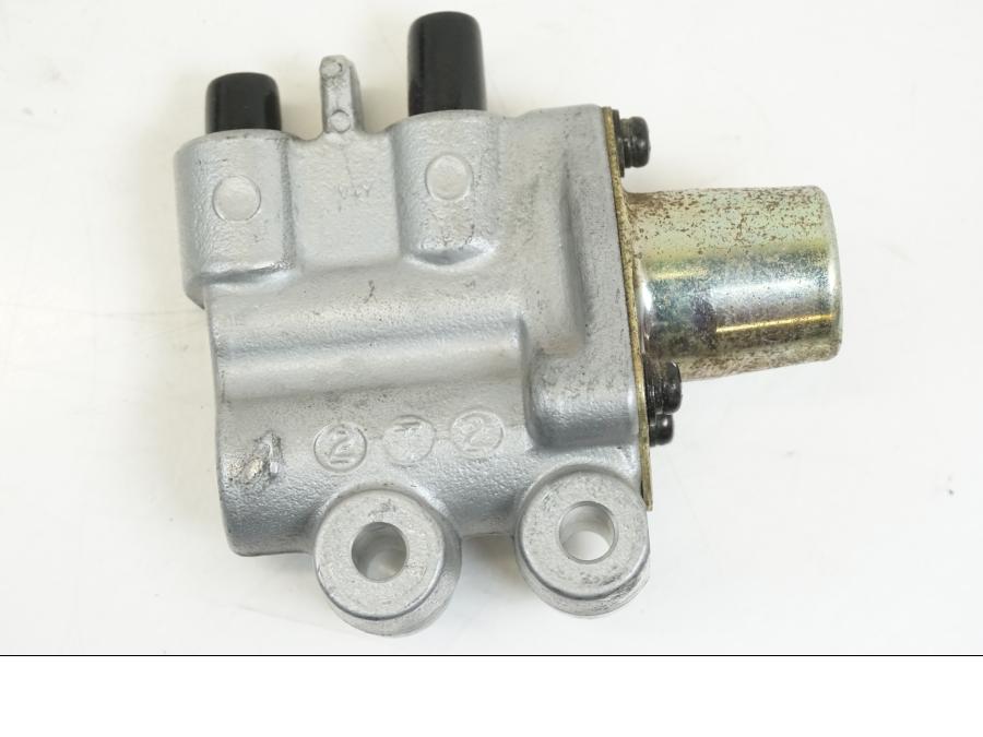 Baksidan på Bromsfördelare från en Honda VFR 800 -2003 motorcykel.