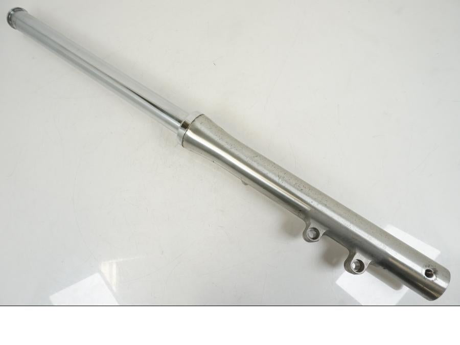 Framsidan på Gaffelben från en Suzuki VS 1400 -1999 motorcykel.