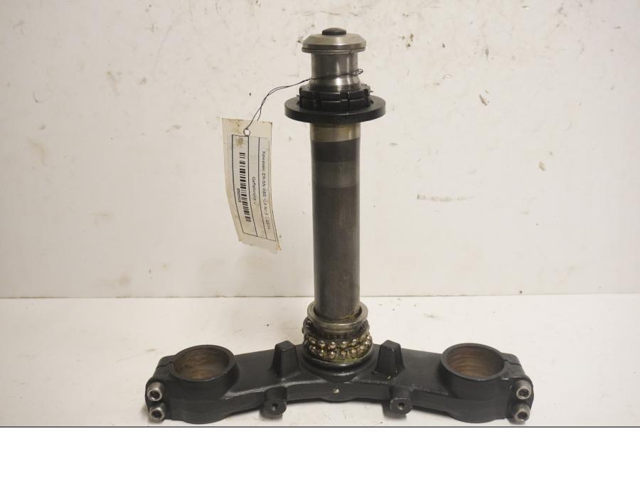 Framsidan på <p>Gaffelkrona nedre från Kawasaki ER-6N 2010.</p>

<p>Okej skick.</p> motorcykel.