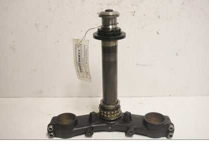 Framsidan på <p>Gaffelkrona nedre från Kawasaki ER-6N 2010.</p>

<p>Okej skick.</p> motorcykel.