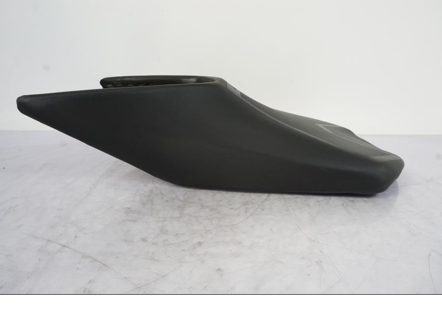 Snett uppifrån på Sadel från en KTM 125 Duke -2017 motorcykel.