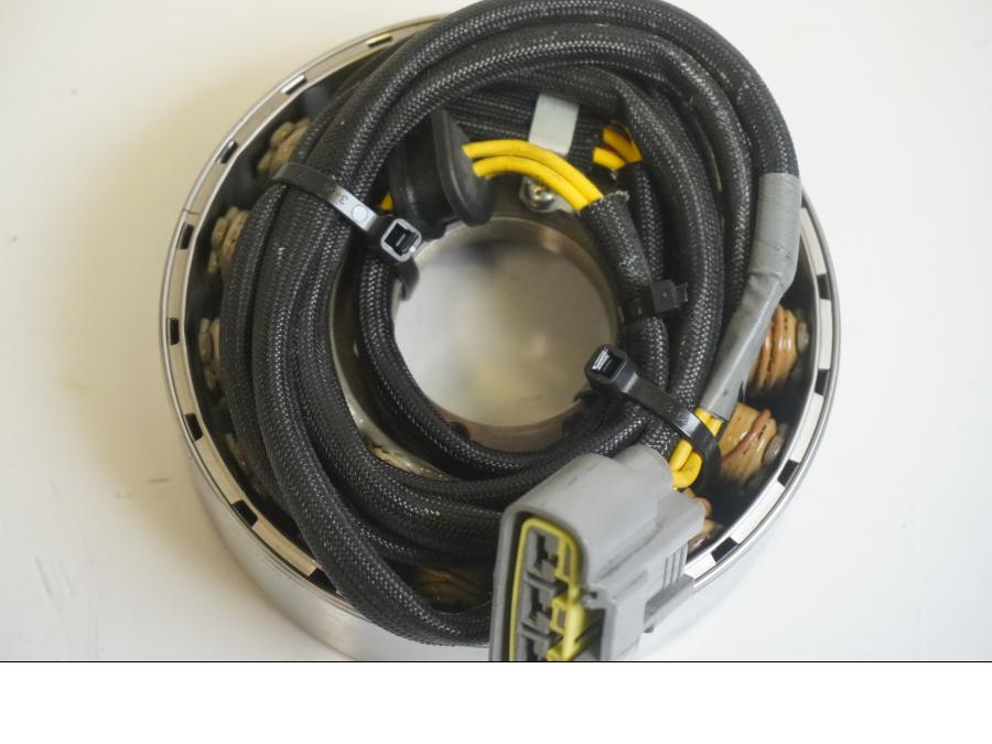 Höger sida på Generator från en Ducati Multistrada 1260 -2020 motorcykel.