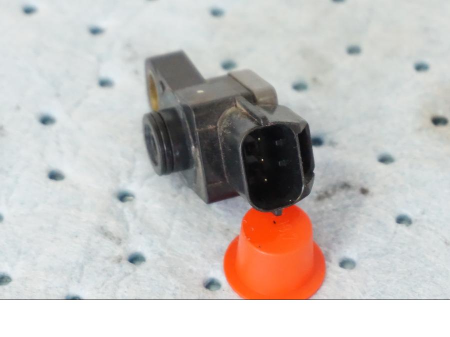 Vänster sida på TPS från en Suzuki GSX-R 1000 -2008 motorcykel.