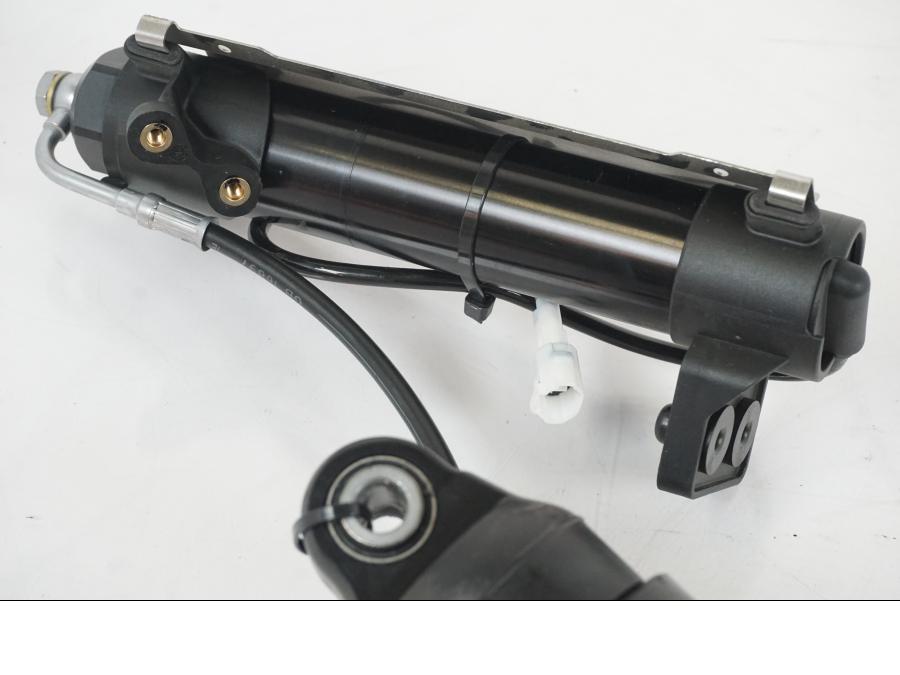 Vänster sida på Stötdämpare från en KTM 1290 Super Duke R EVO -2023 motorcykel.