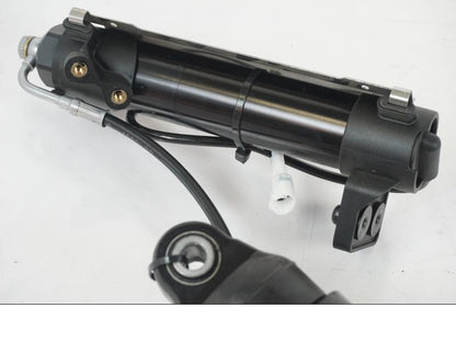 Vänster sida på Stötdämpare från en KTM 1290 Super Duke R EVO -2023 motorcykel.